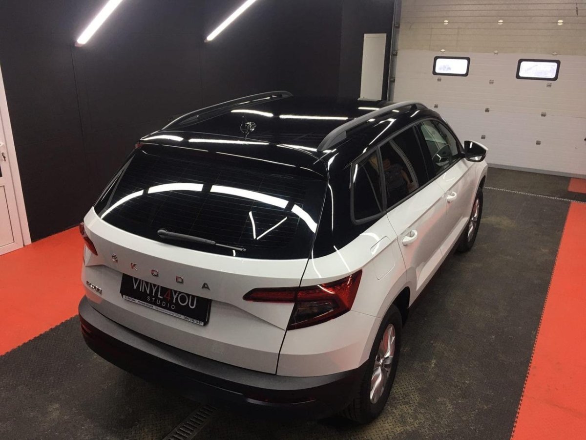 Шкода Карок с черной крышей