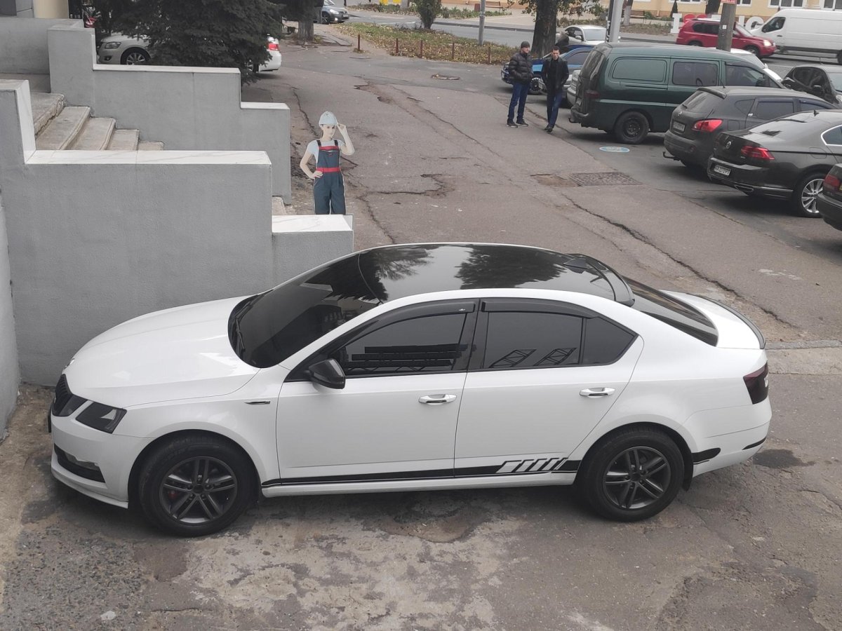 Шкода Октавия а7 белая с черной крышей