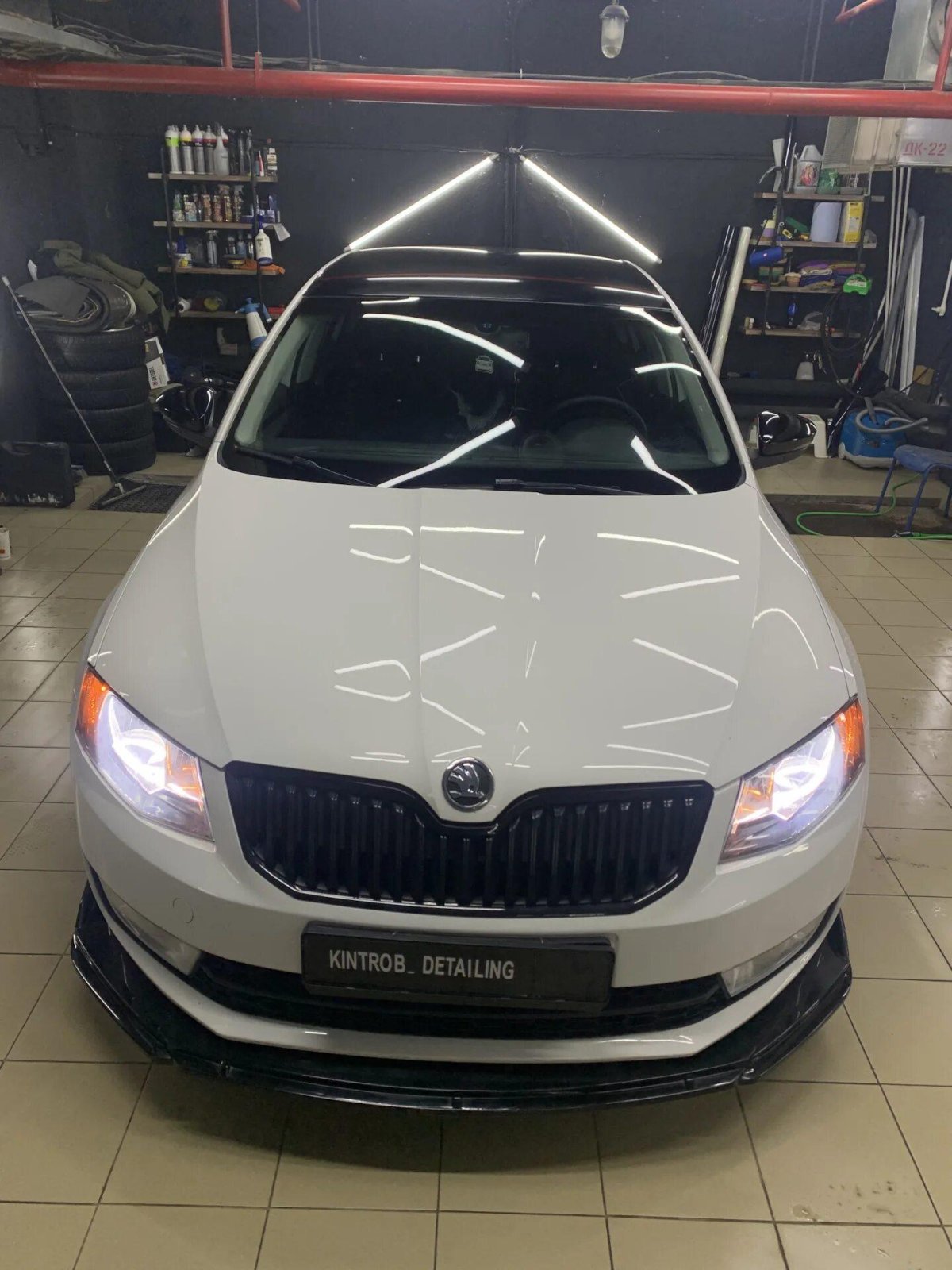 Белая Октавия с черной крышей