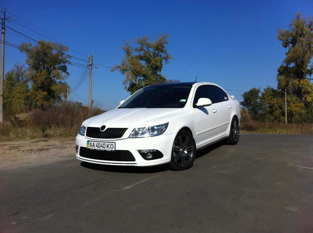 Шкода Октавия а5 белая с черной крышей
