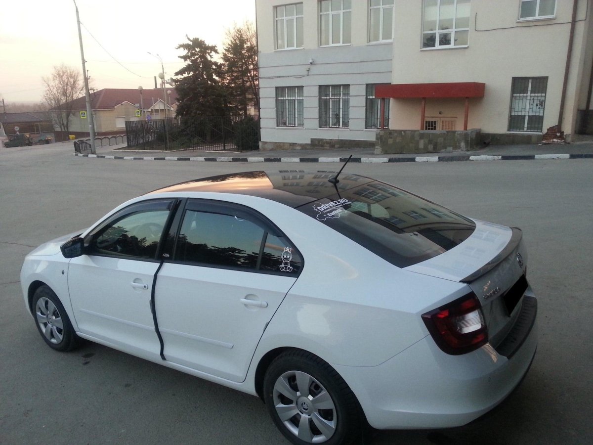 Шкода Рапид белая с черной крышей