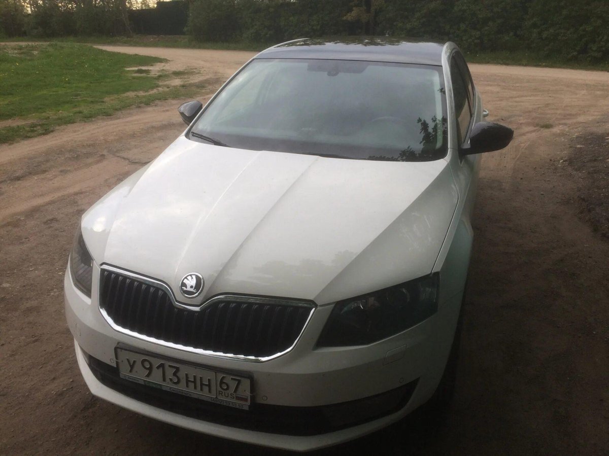 Шкода Октавия а8 с черной крышей