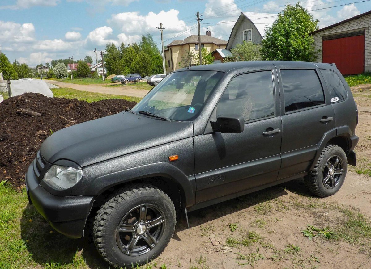 Нива Шевроле 2004 черная