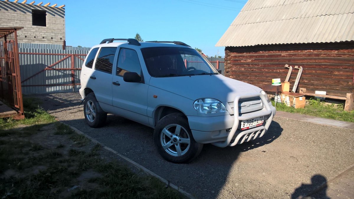 Нива Шевроле белый Раптор