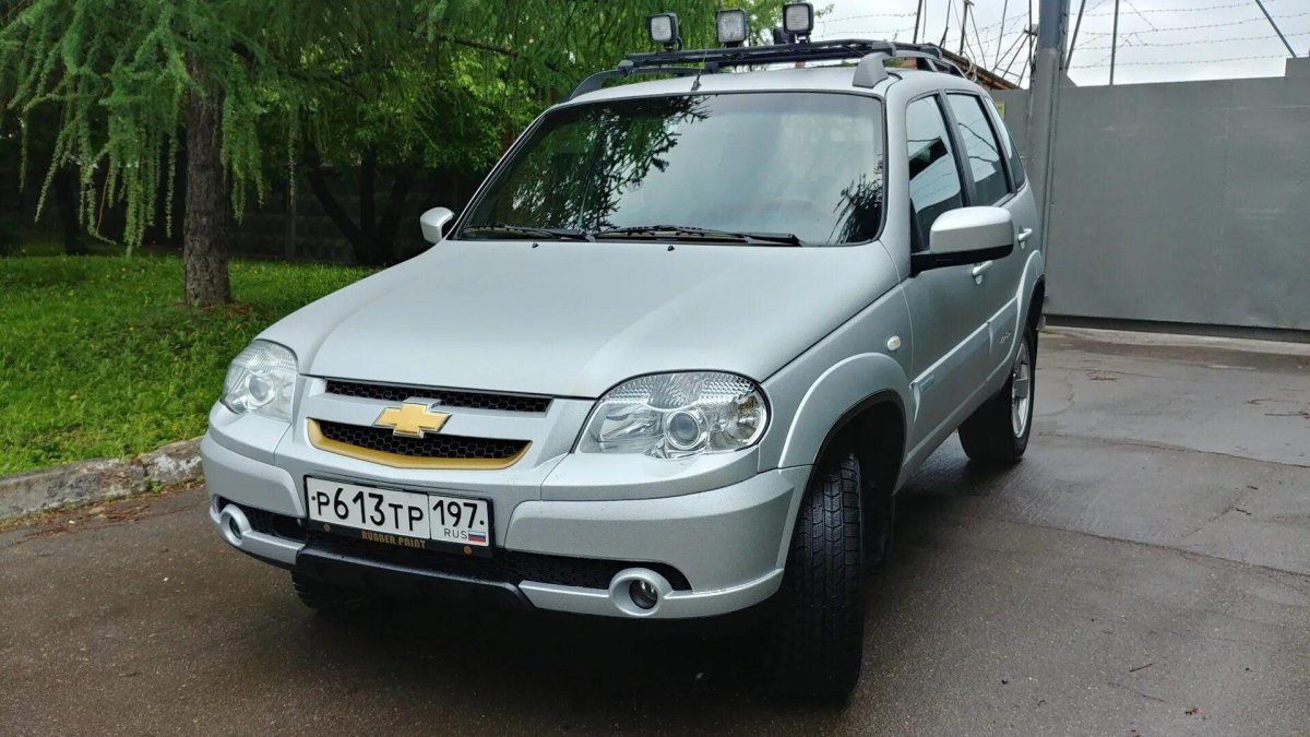 Нива Шевроле серебристый Раптор