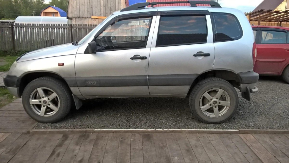 Нива Шевроле серебристый Раптор