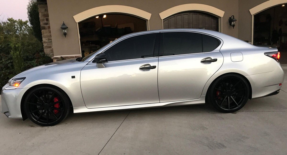 Лексус GS 350 на черных дисках