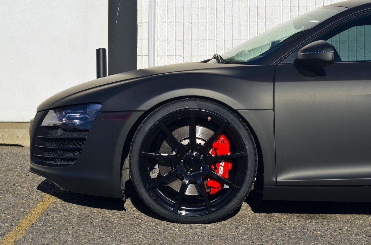 Ауди r8 красный суппорт