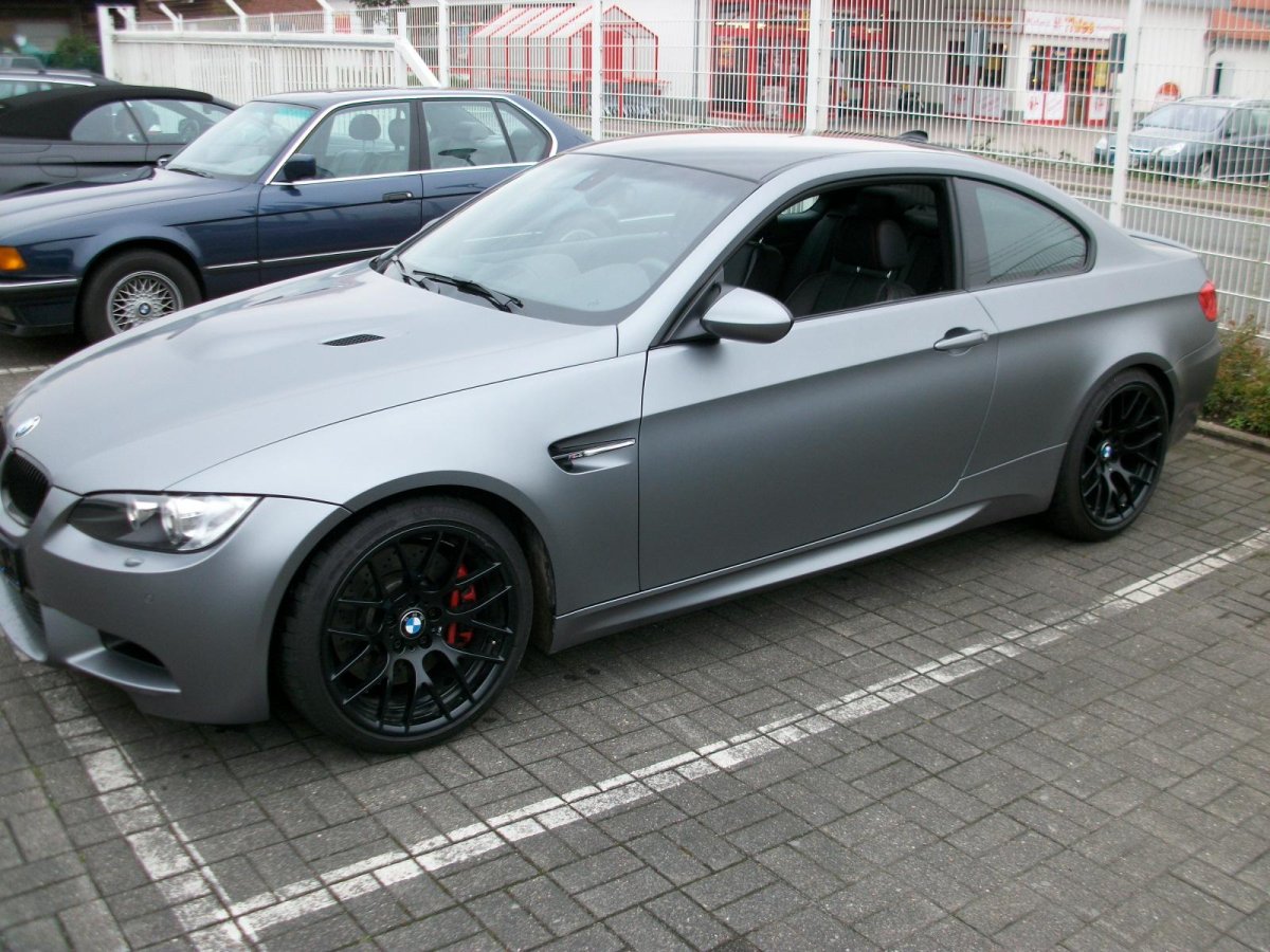 БМВ темно серая