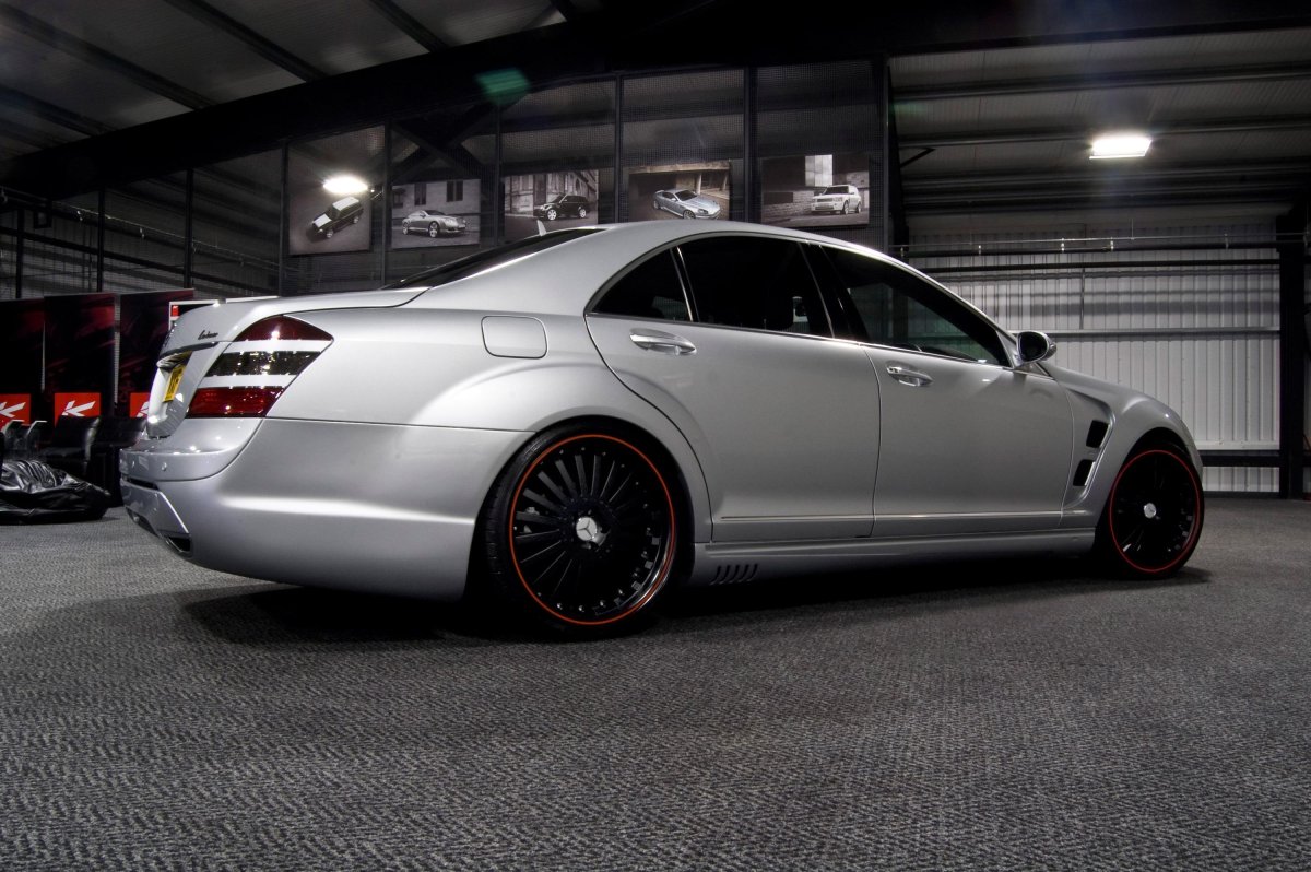 Черные диски на серебристой машине