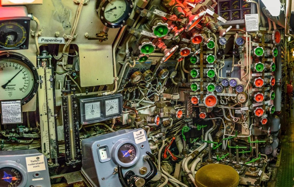 Центральный пост подводной лодки 667
