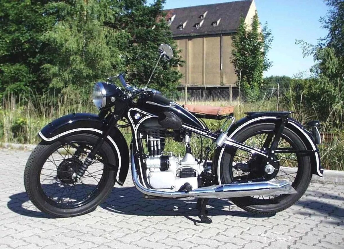 Старый мотоцикл БМВ r35