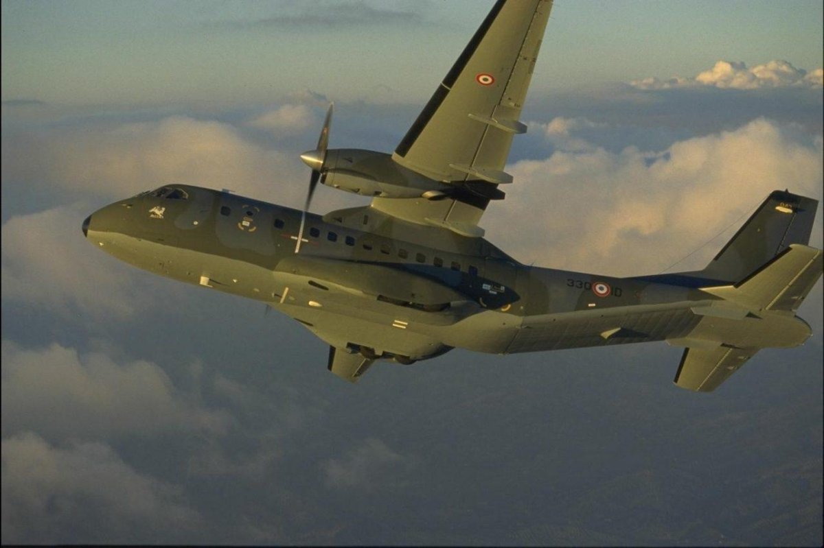 CN-235 самолет