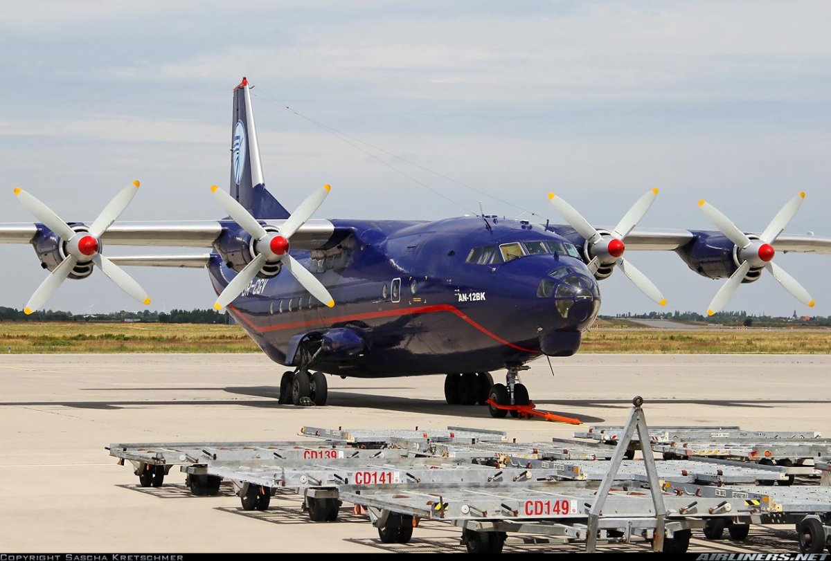 АН-12 военно-транспортный самолёт