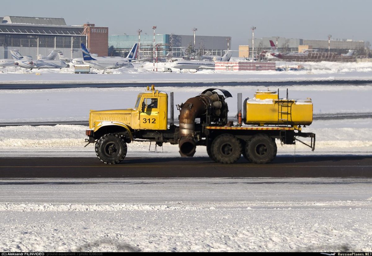 Аэродромный очиститель ВПП КРАЗ-255 Горыныч