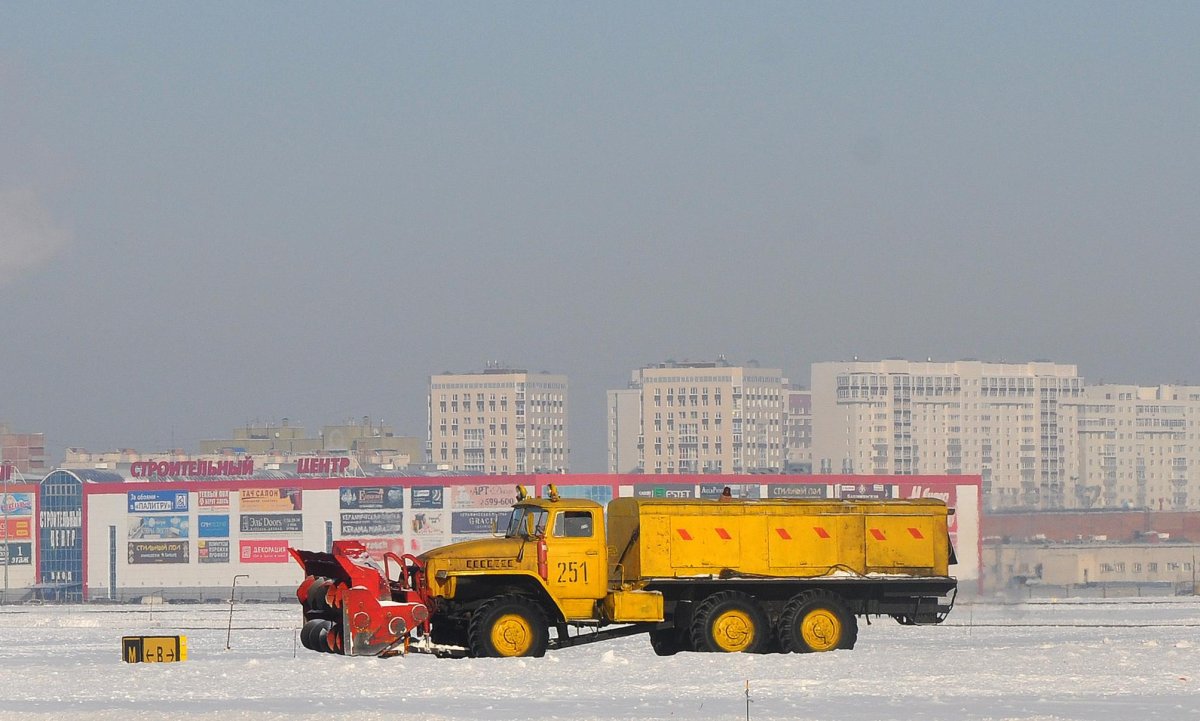 Амкодор Брянск машина для чистки снега в аэропорту