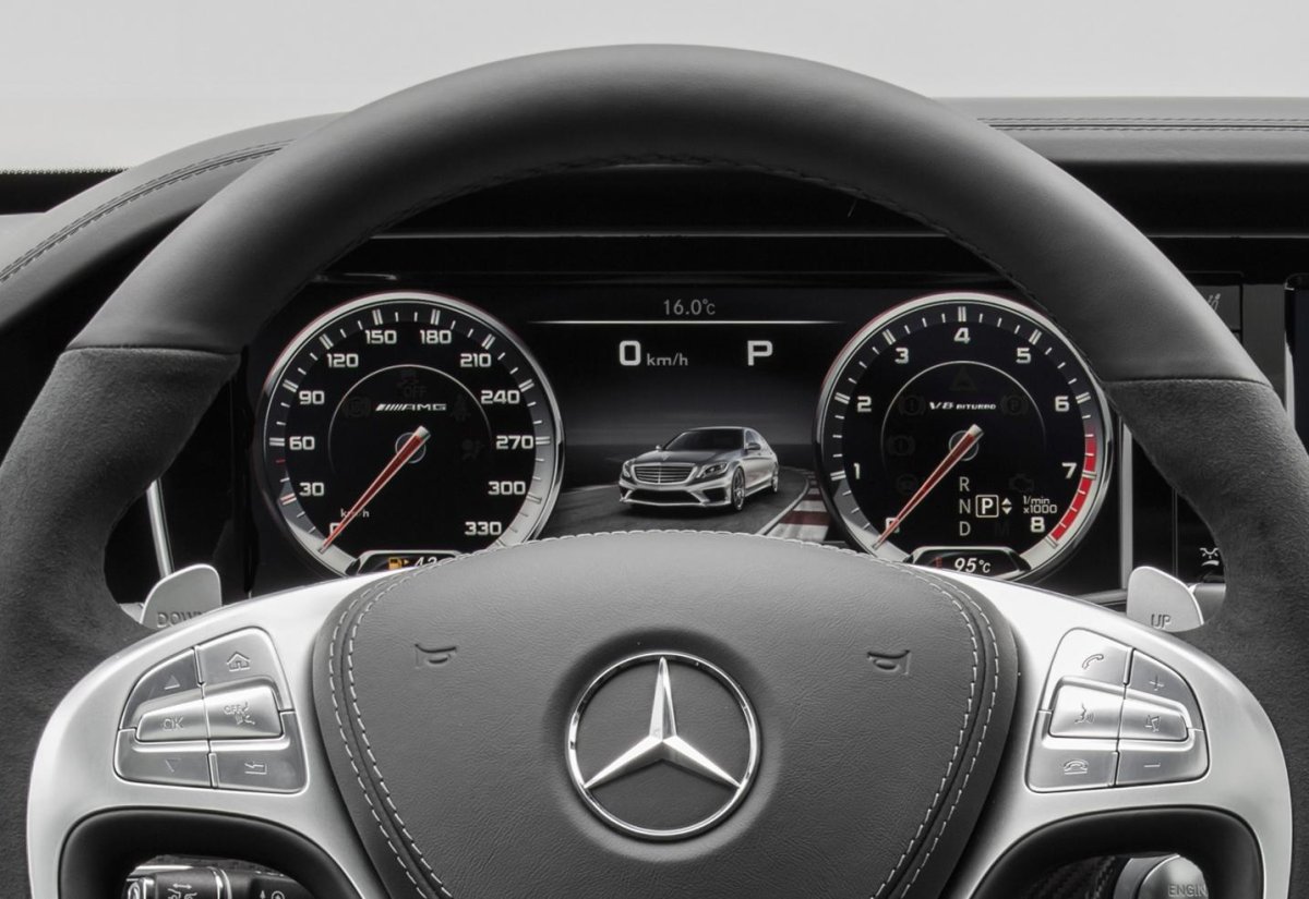 Приборная панель Tesla