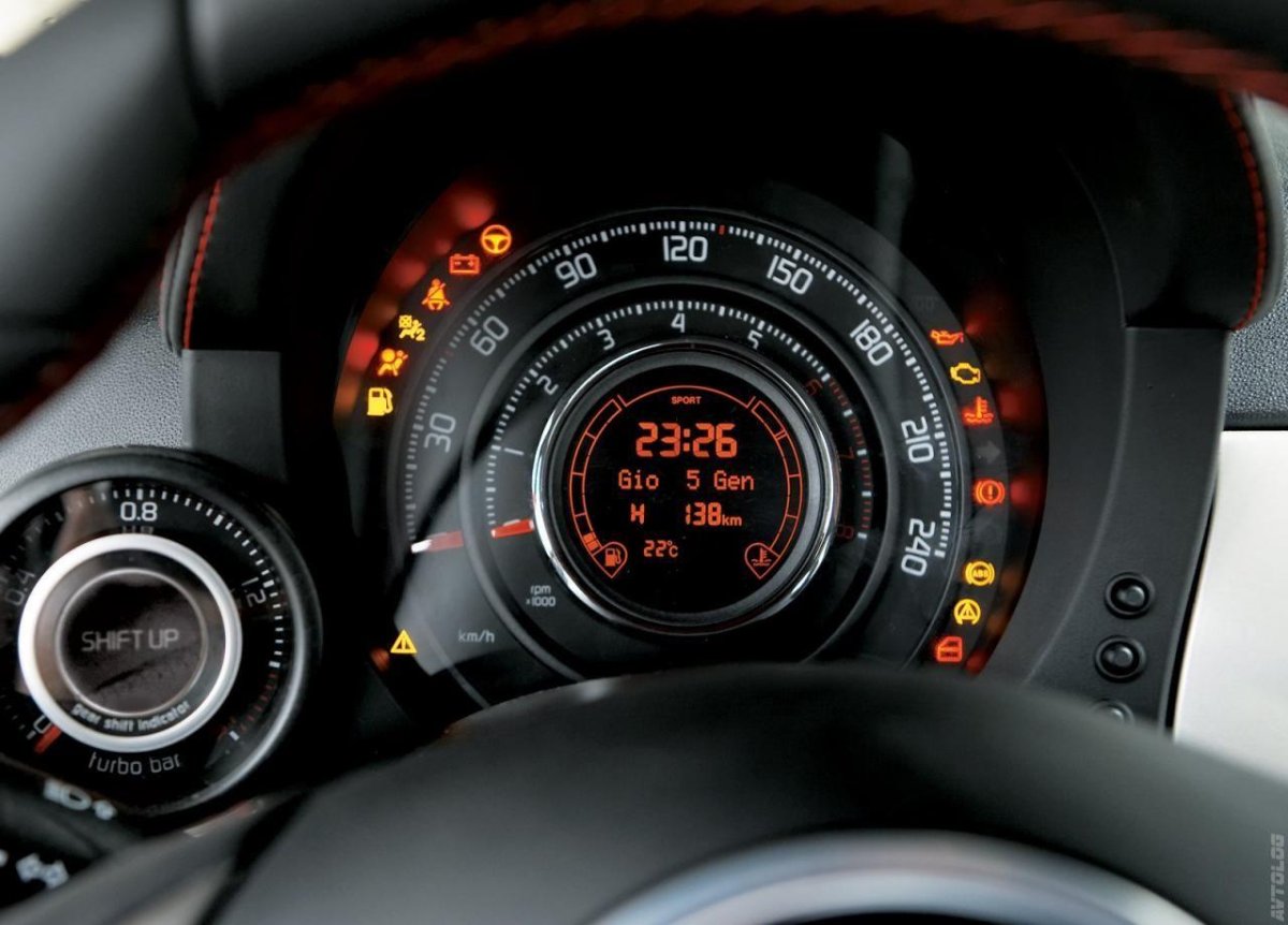 Fiat 500 приборная панель