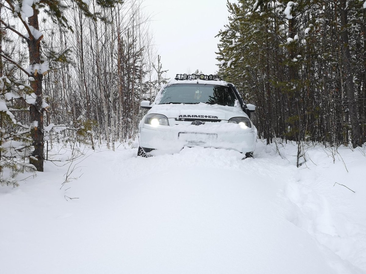 Нива Шевроле по сугробам