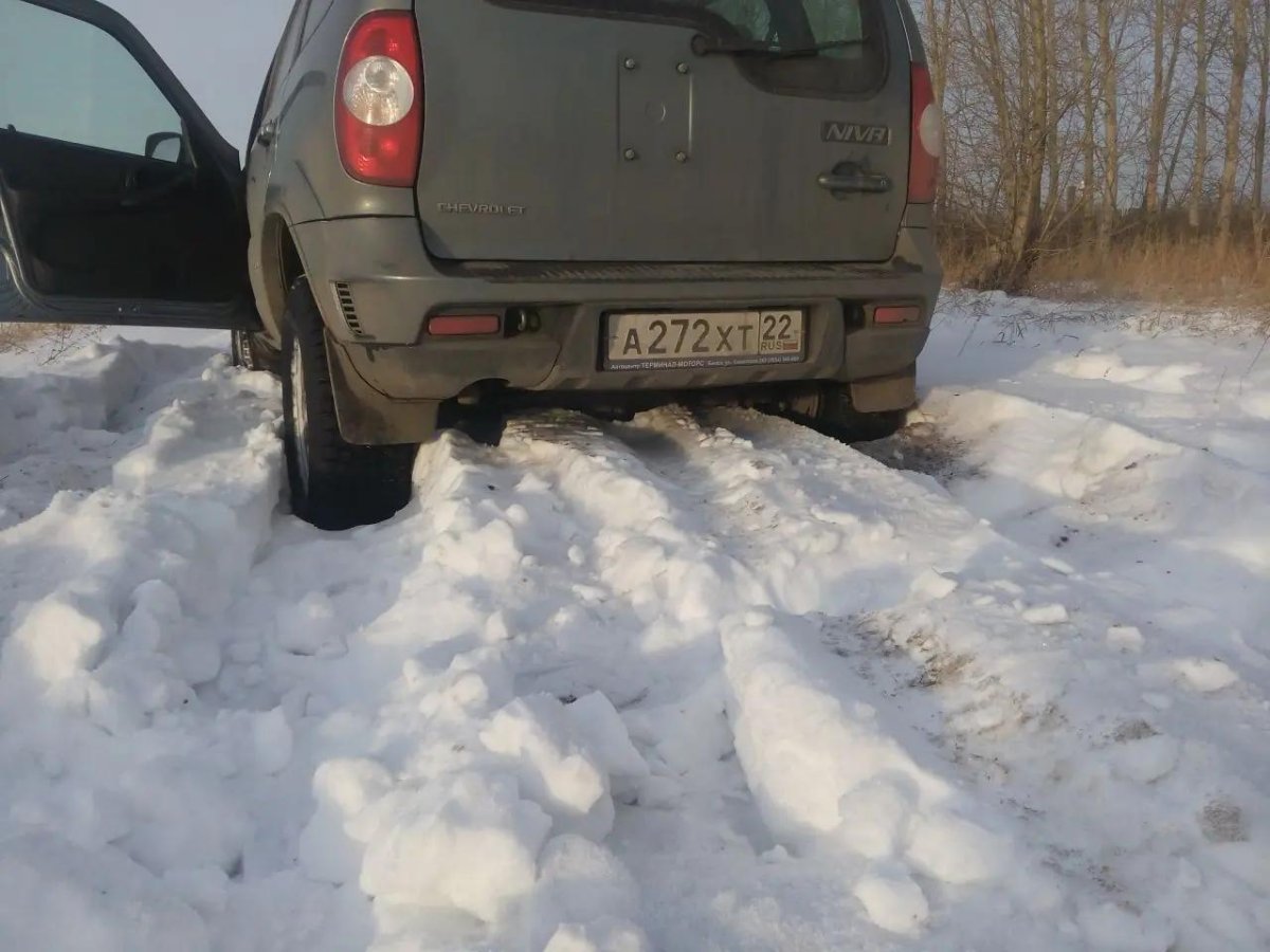 Парковка Нивы зимой