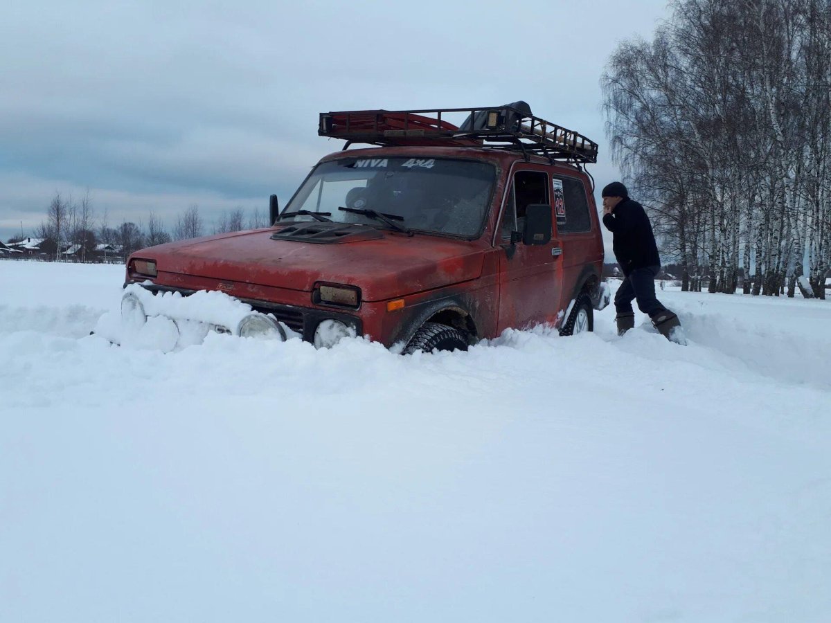 Нива по глубокому снегу