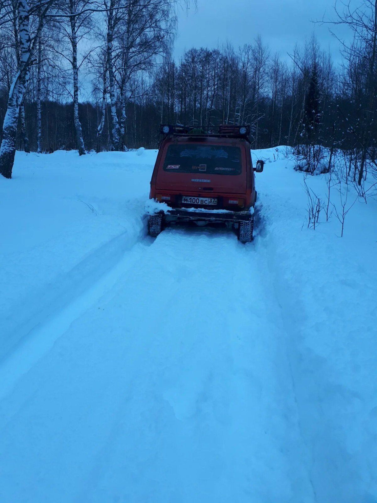 Шевроле Нива по глубокому снегу