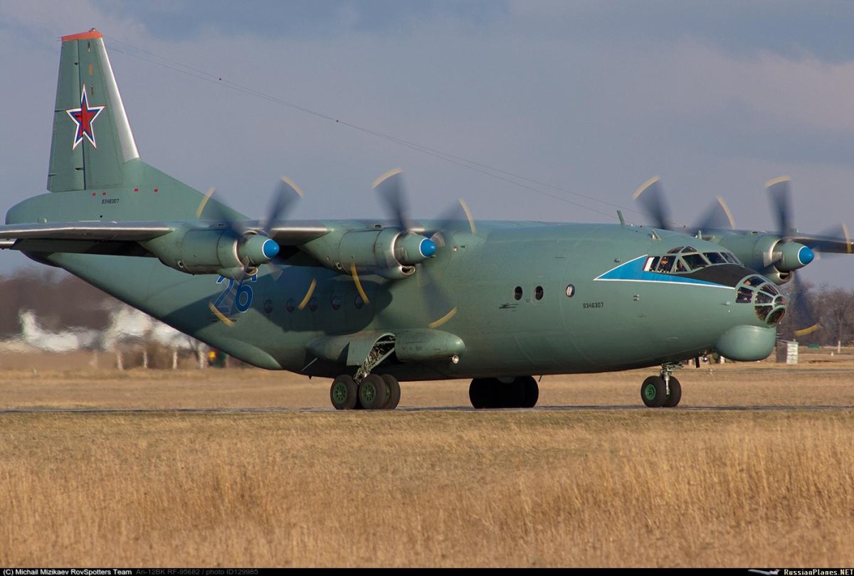 АН-12 военно-транспортный самолёт