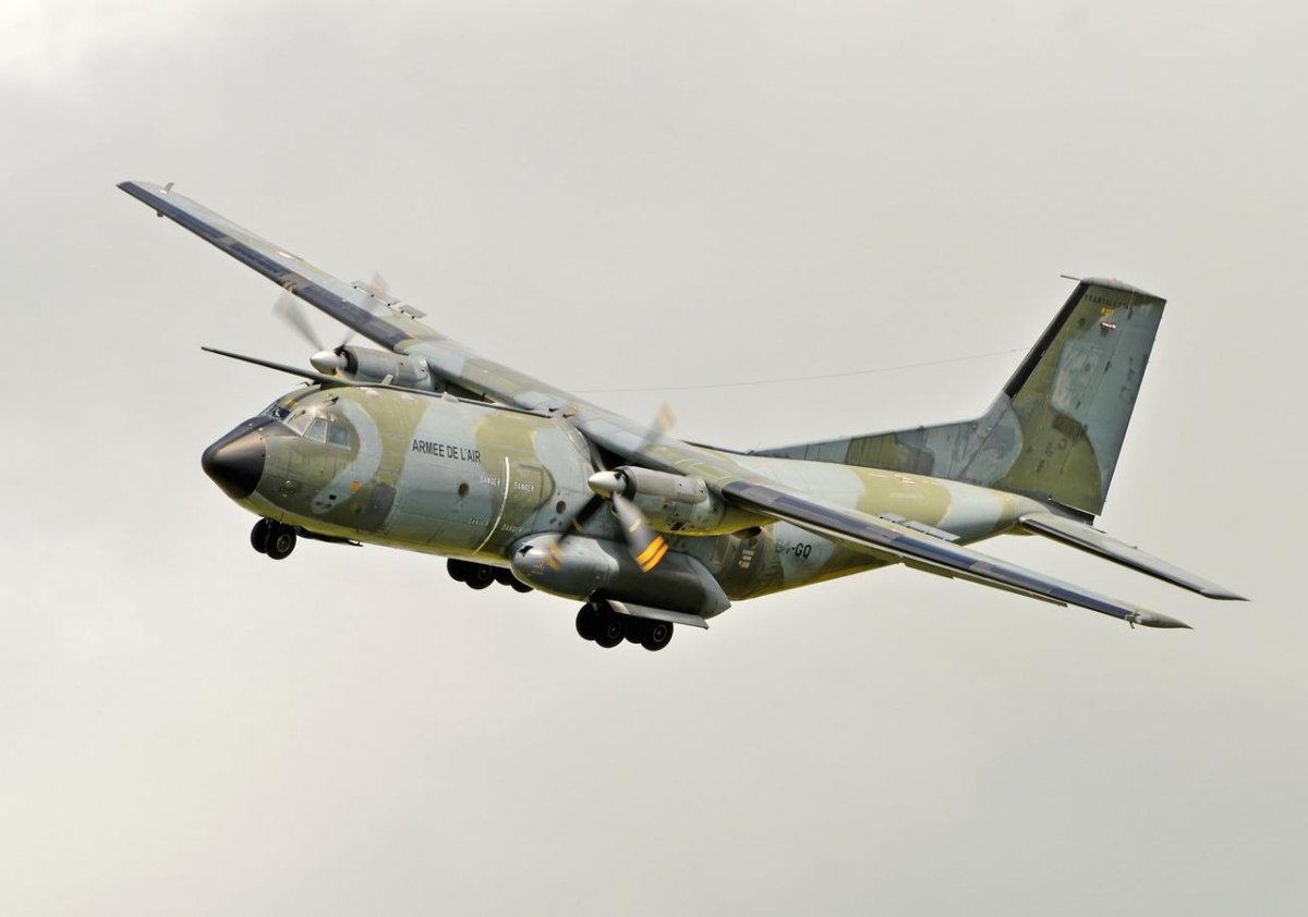 Самолет c-160