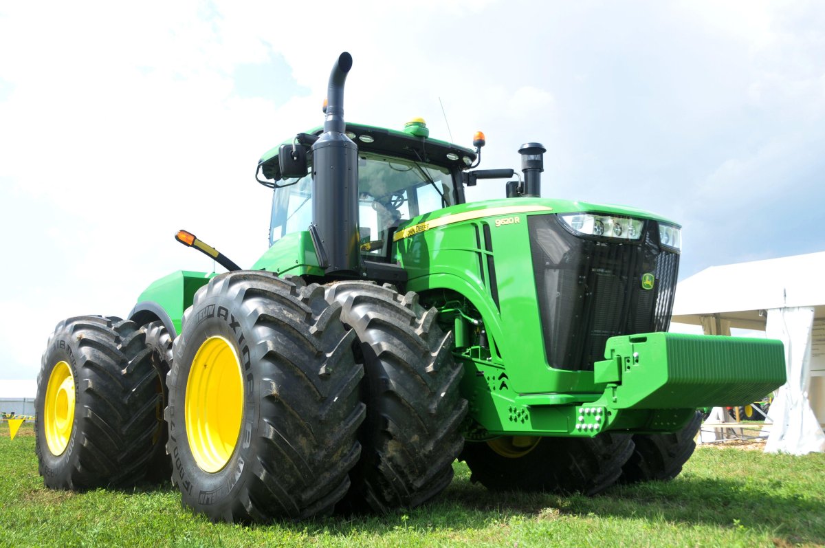 John Deere трактор