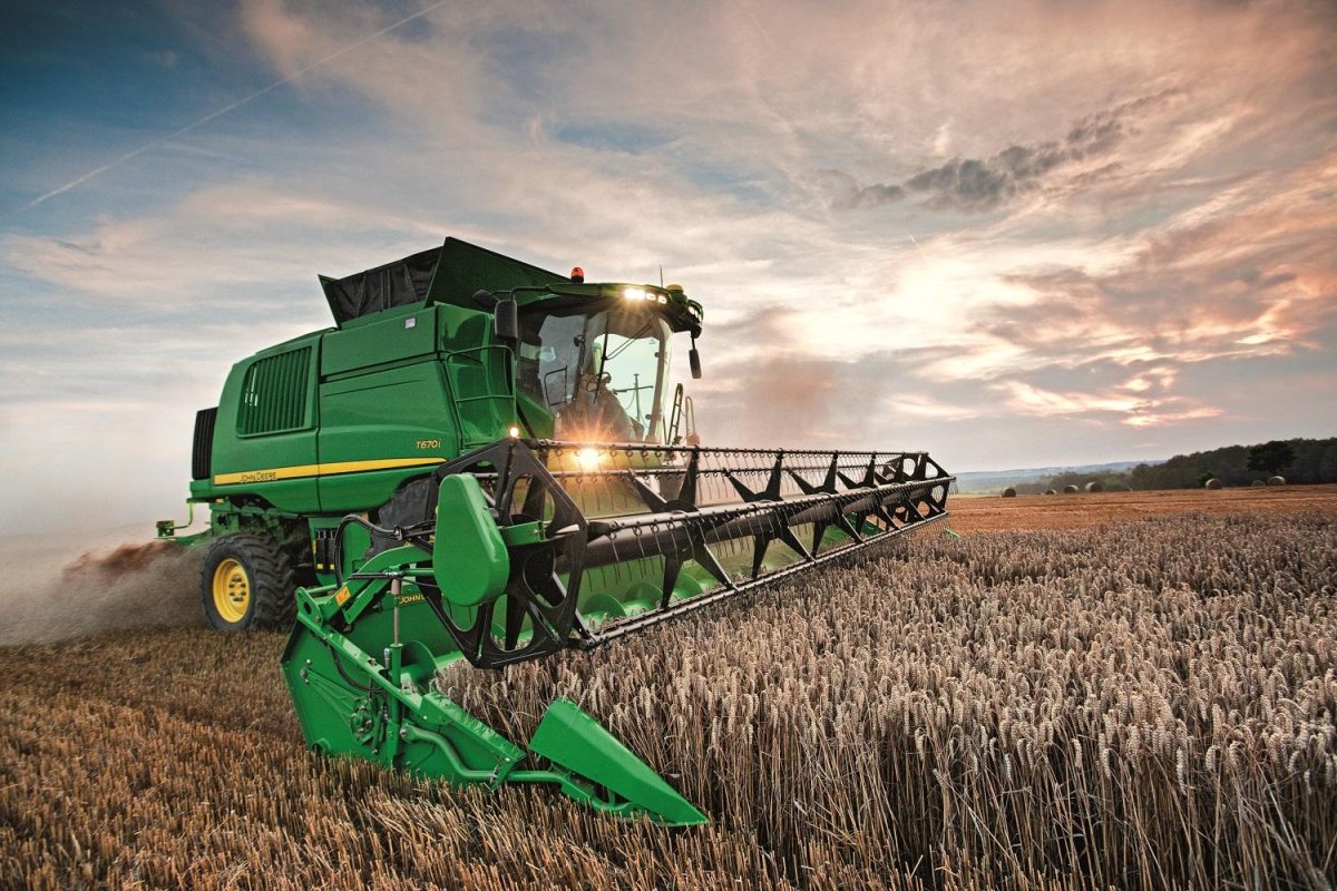 Комбайн Джон Дир в поле