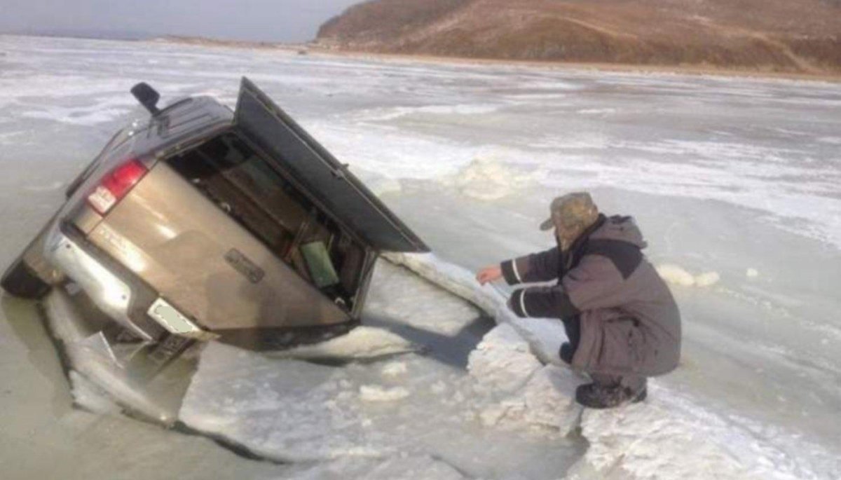 Машины на льду на зимней рыбалке