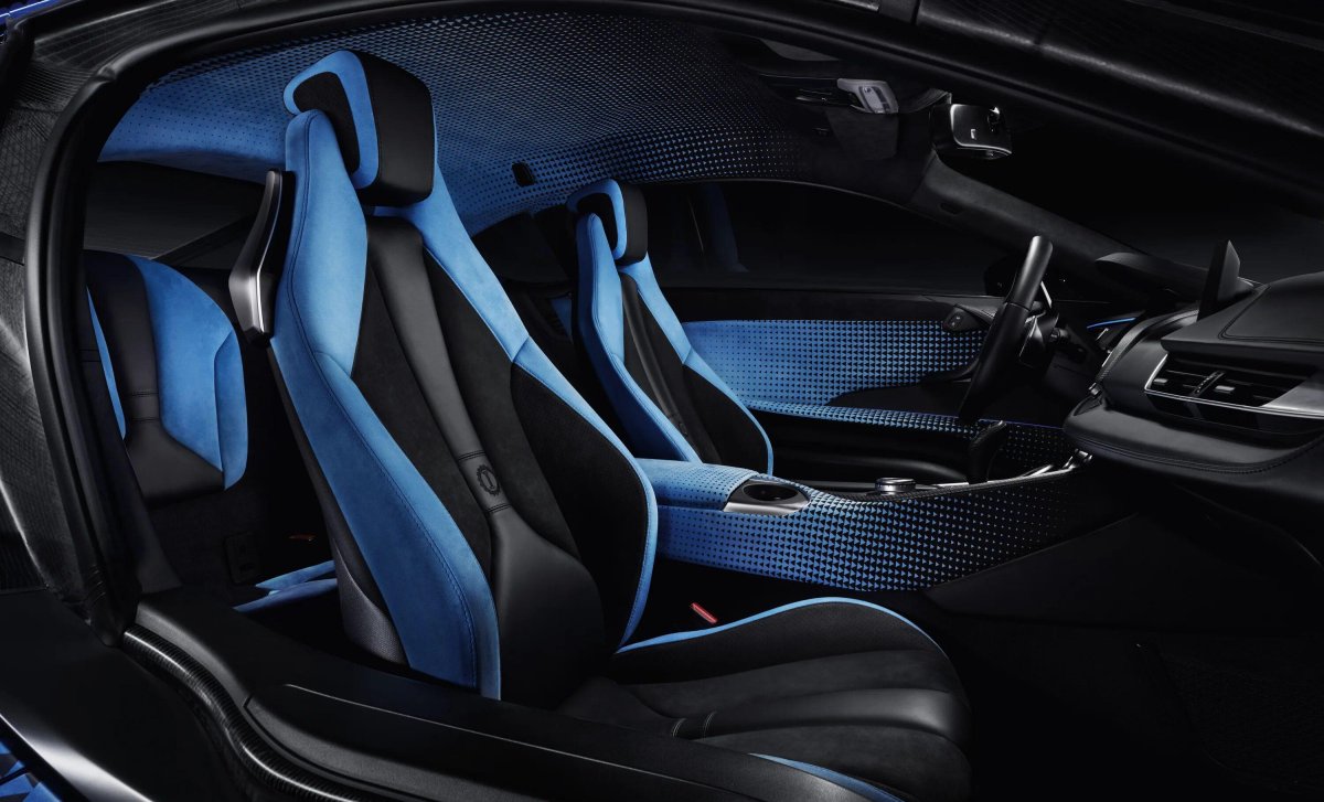 BMW i8 салон сзади