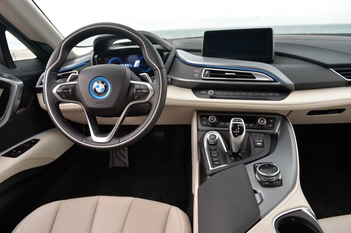 BMW i8 2021 салон