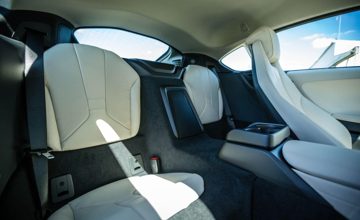 BMW i8 задний ряд