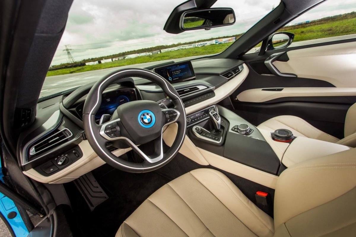BMW i8 2022 салон