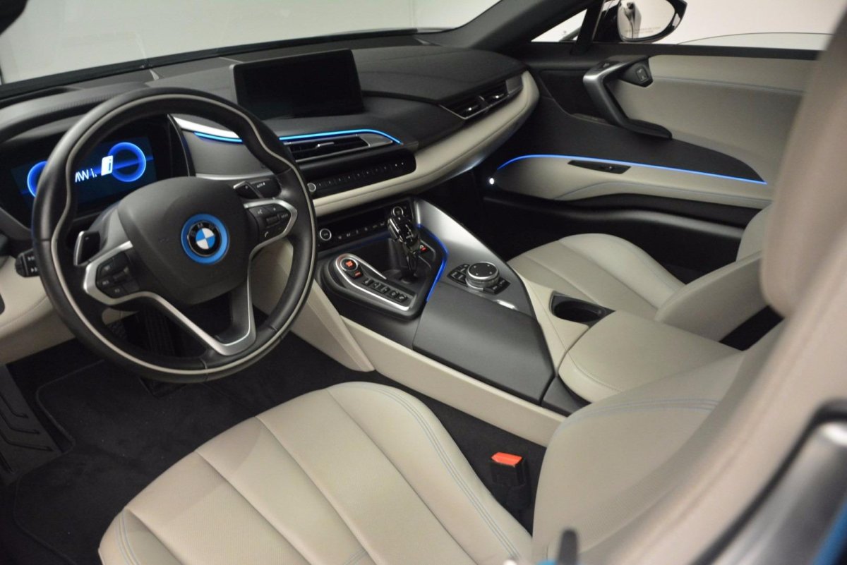 BMW i8 2021 салон