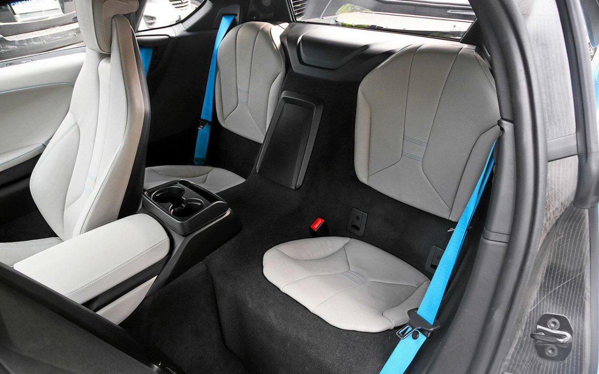 BMW i8 салон сзади