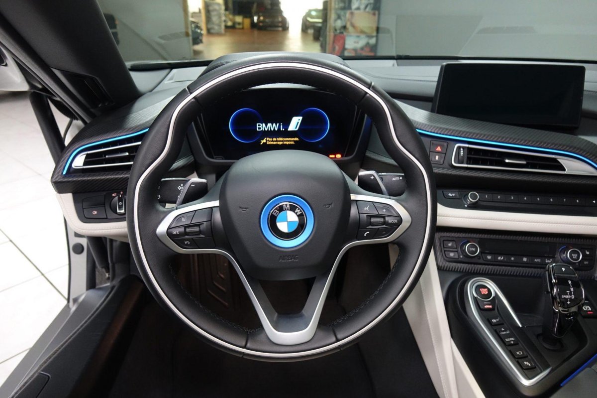 BMW i8 2022 салон