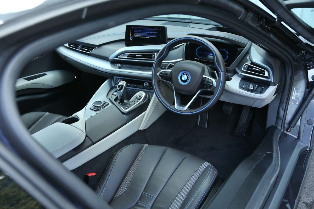 BMW i8 2018 салон