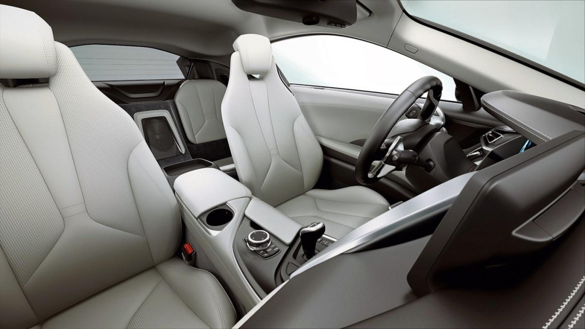 BMW i8 салон сзади