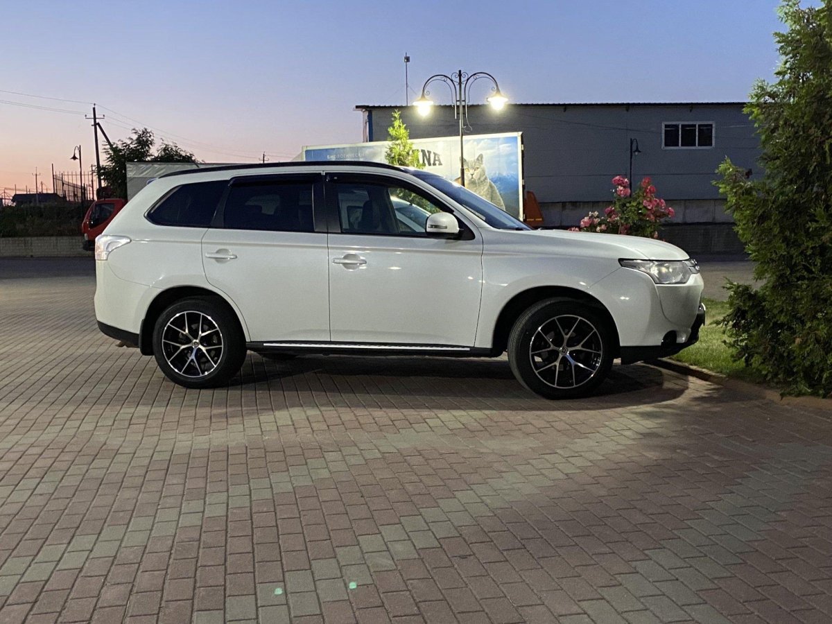 Mitsubishi Outlander 3 r20