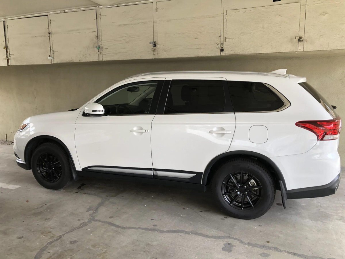 Mitsubishi Outlander 3 на черных дисках