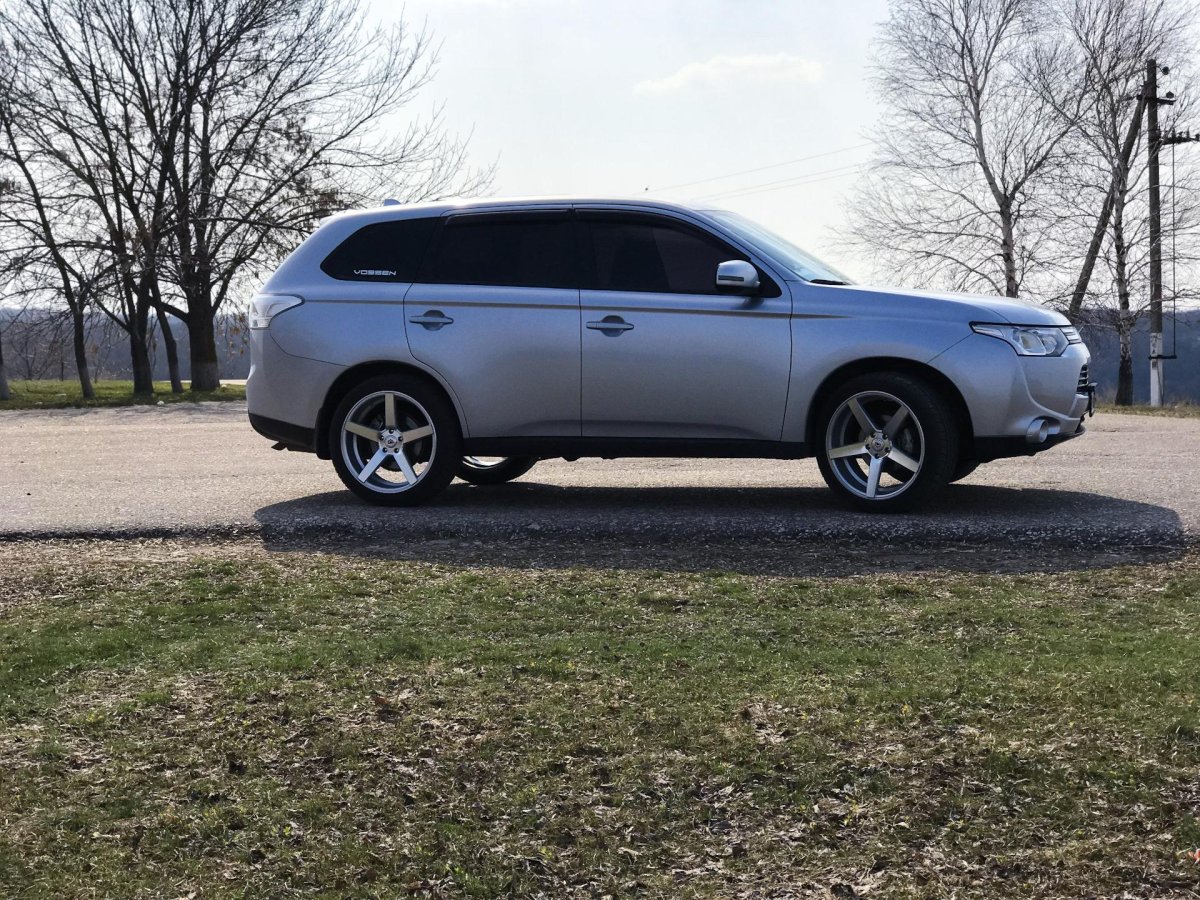 Mitsubishi Outlander 3 r20