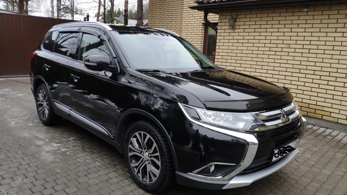 Митсубиси Аутлендер 2016 черный
