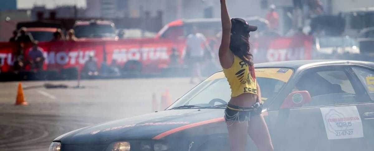 Девушки на старте гонок