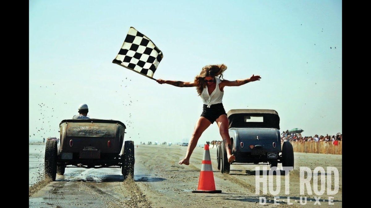 Девушки на старте гонок