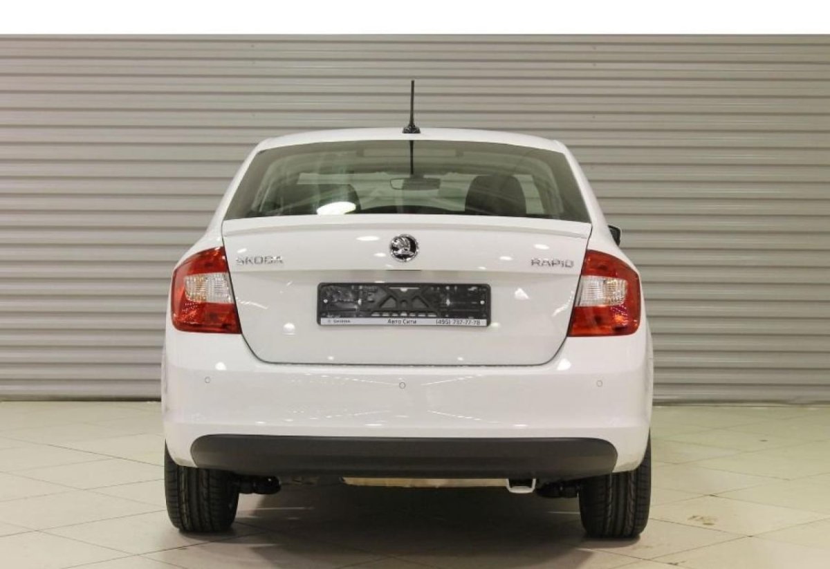 Шкода Рапид 2016 сзади