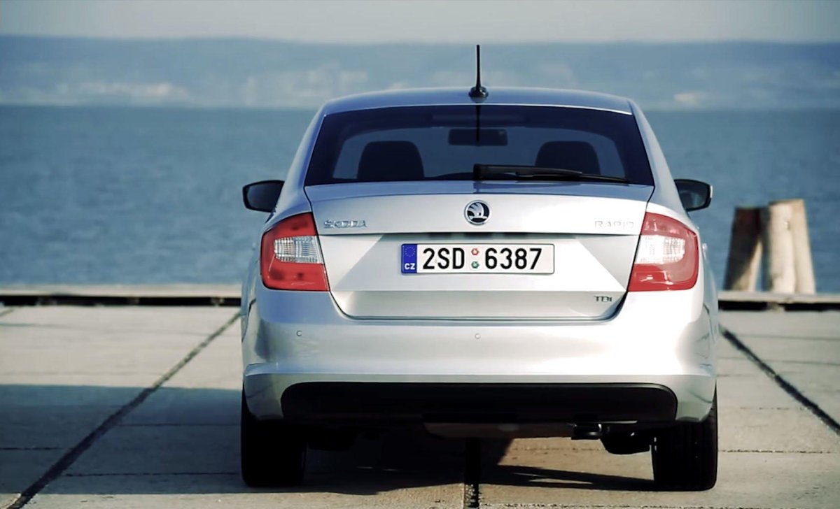 Шкода Рапид сзади