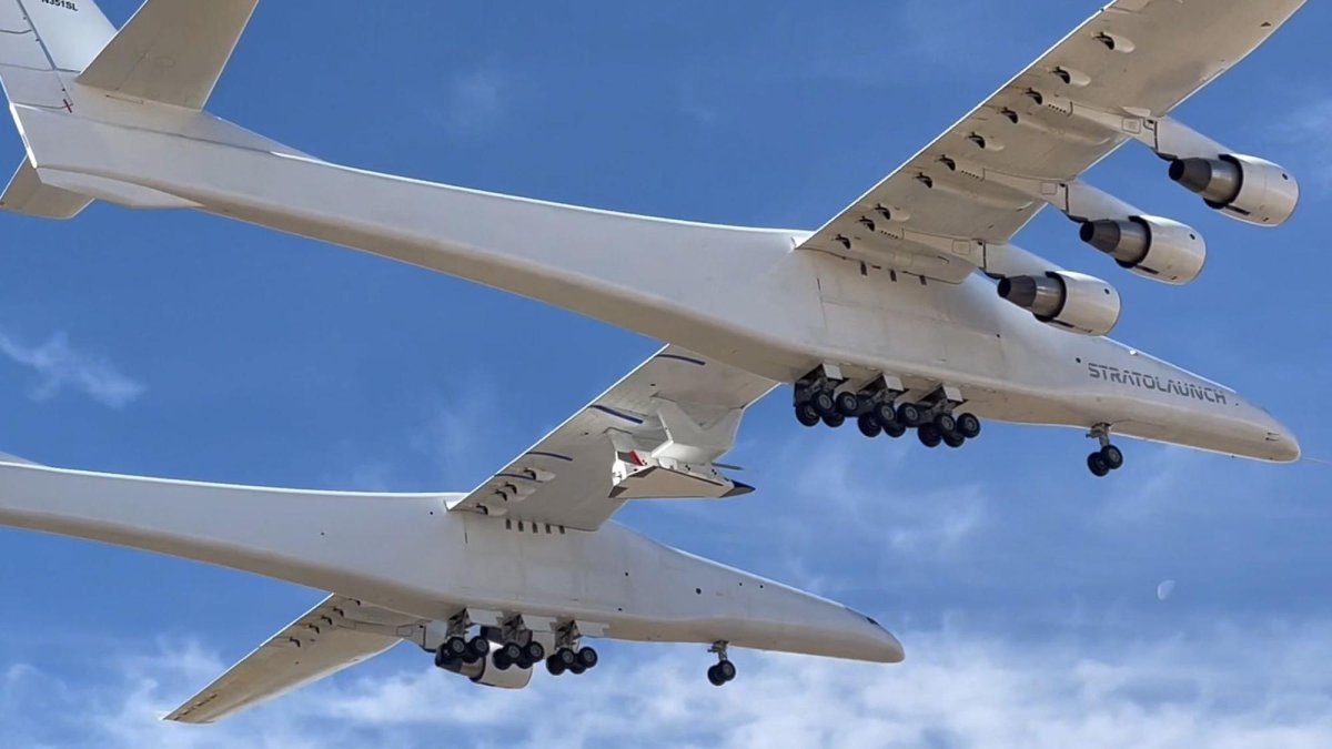 Двухфюзеляжный самолет Stratolaunch