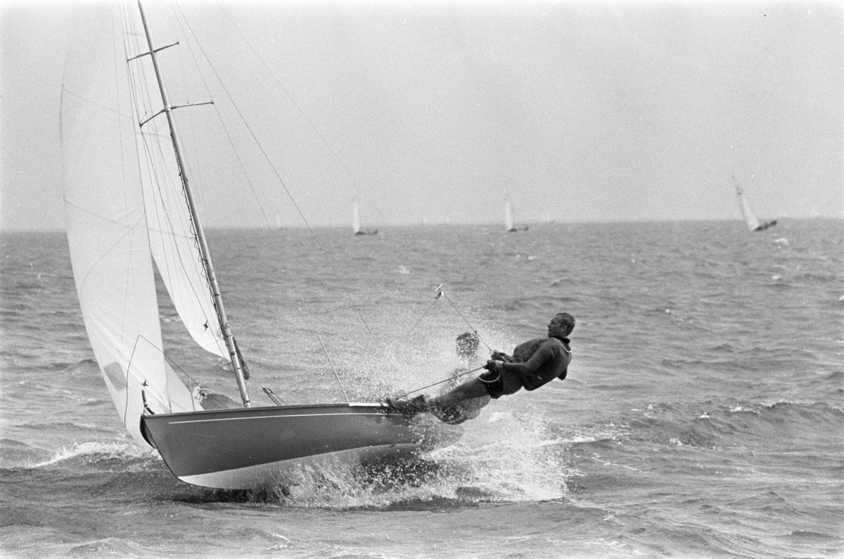 Яхта парусная Летучий голландец